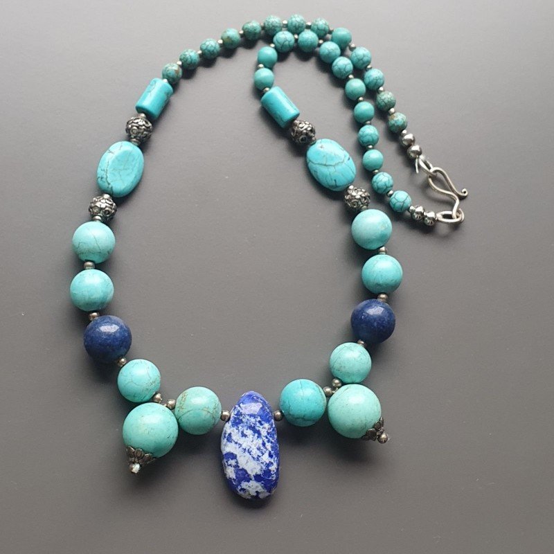 Collana girocollopasta di turchese forme miste con pietre dure miste e ottone argentato lavorato infilato