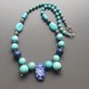 Collana girocollopasta di turchese forme miste con pietre dure miste e ottone argentato lavorato infilato