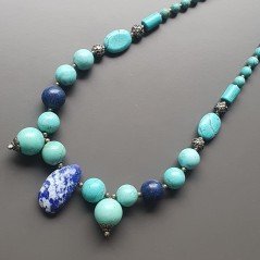 Collana girocollopasta di turchese forme miste con pietre dure miste e ottone argentato lavorato infilato