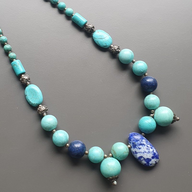 Collana girocollopasta di turchese forme miste con pietre dure miste e ottone argentato lavorato infilato