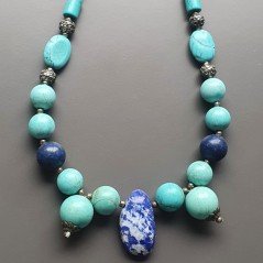 Collana girocollopasta di turchese forme miste con pietre dure miste e ottone argentato lavorato infilato