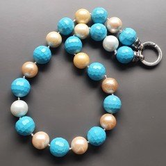 Collana girocollo perle di maiorca tondo liscia con pietre dure miste e ciondolo annodato