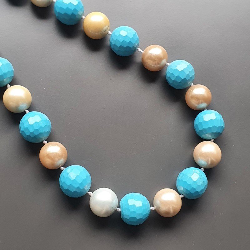 Collana girocollo perle di maiorca tondo liscia con pietre dure miste e ciondolo annodato Collana girocollo perle di maiorca tondo liscia con pietre dure miste e ciondolo annodato