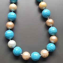 Collana girocollo perle di maiorca tondo liscia con pietre dure miste e ciondolo annodato Collana girocollo perle di maiorca tondo liscia con pietre dure miste e ciondolo annodato