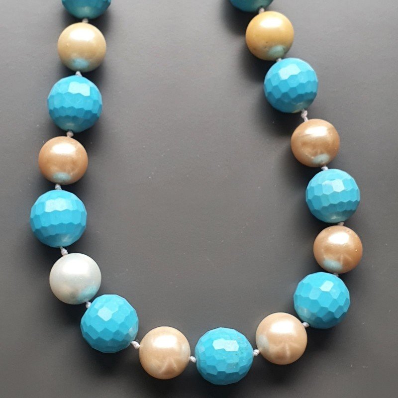 Collana girocollo perle di maiorca tondo liscia con pietre dure miste e ciondolo annodato Collana girocollo perle di maiorca tondo liscia con pietre dure miste e ciondolo annodato