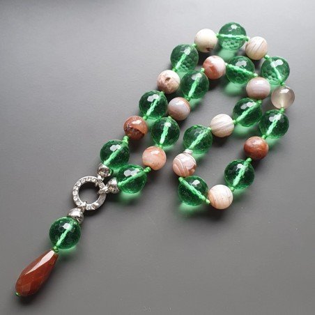 Collana girocollo cristallo verde sferico sfac 17 mm con pietre dure miste e pendente annodato