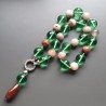 Collana girocollo cristallo verde sferico sfac 17 mm con pietre dure miste e pendente annodato