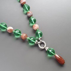Collana girocollo cristallo verde sferico sfac 17 mm con pietre dure miste e pendente annodato