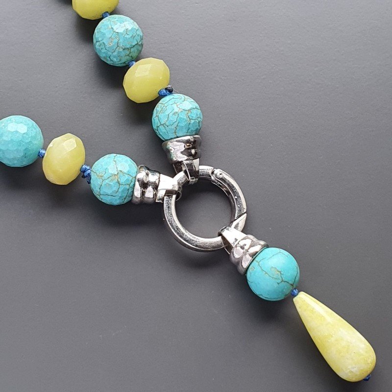 Collana girocollo pasta di turchese sferico sfac 15mm con rondelle di giada oliva annodato con pietre miste e pendente