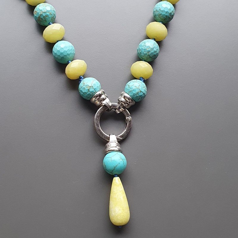 Collana girocollo pasta di turchese sferico sfac 15mm con rondelle di giada oliva annodato con pietre miste e pendente