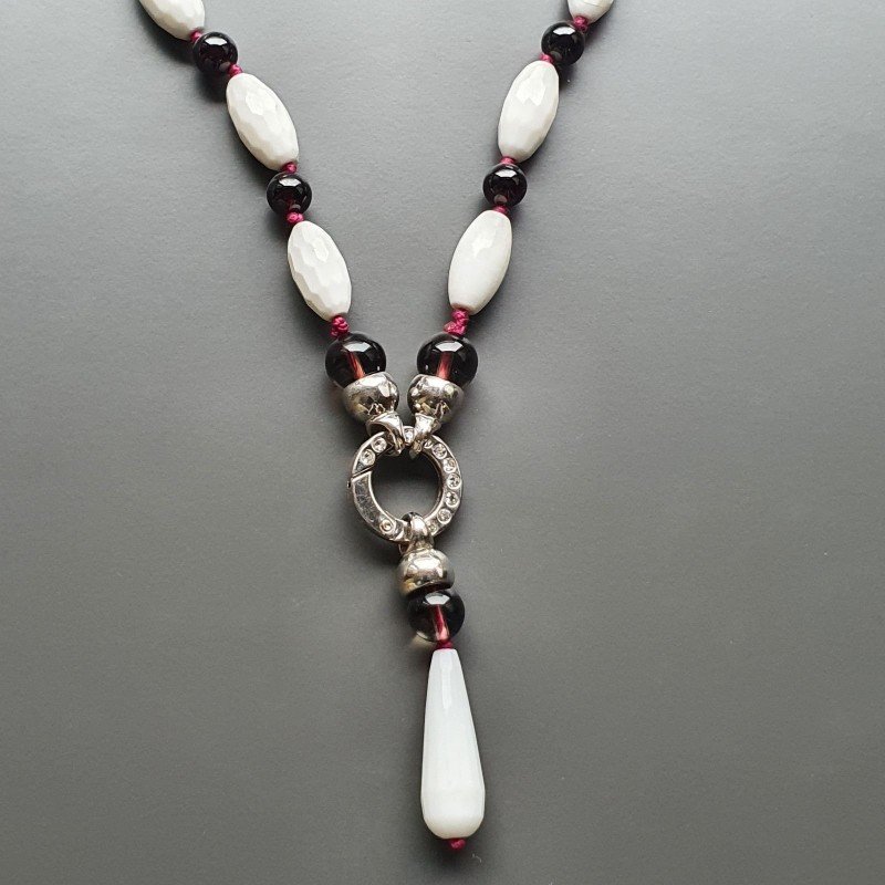 Collana girocollo pietre dure miste tonde 8-10 mm con ciondolo annodato