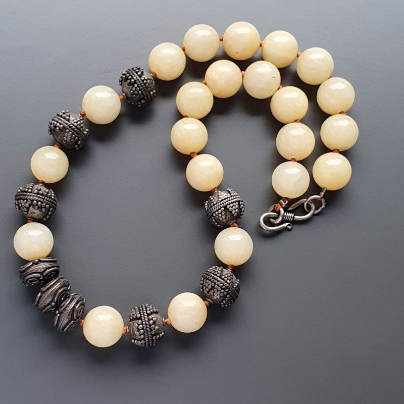 Collana girocollo calcite sferica liscia 14-10 mm con ottone argentato lavorato annodato