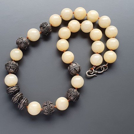 Collana girocollo calcite sferica liscia 14-10 mm con ottone argentato lavorato annodato