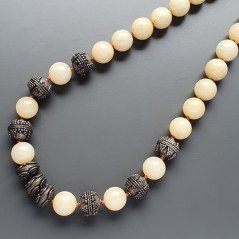 Collana girocollo calcite sferica liscia 14-10 mm con ottone argentato lavorato annodato