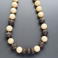 Collana girocollo calcite sferica liscia 14-10 mm con ottone argentato lavorato annodato