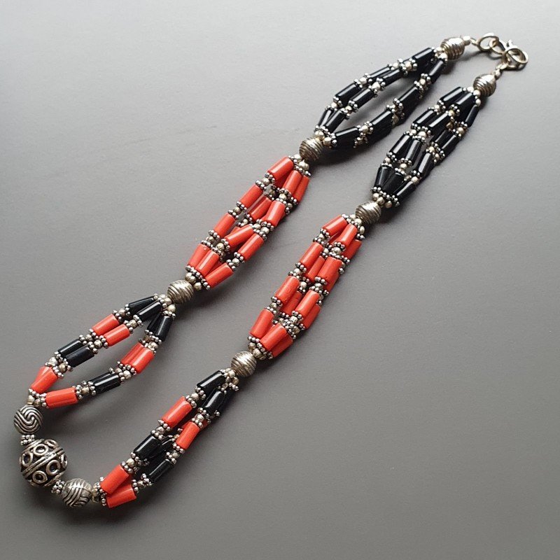 Collana girocollo torchon corallo bambo e onice tubetti con ottone argentato annodato
