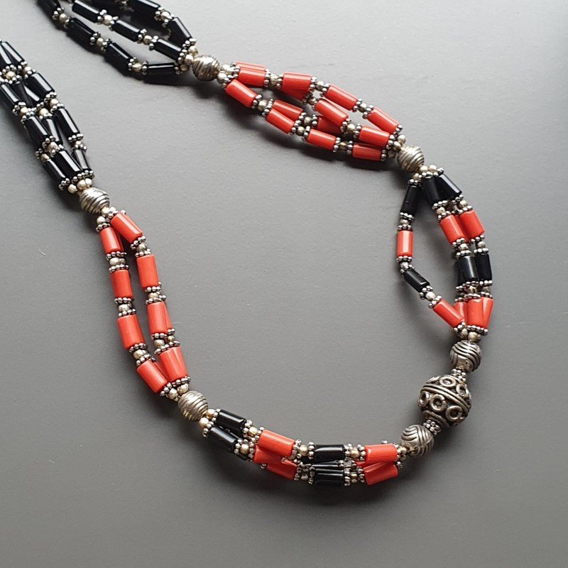 Collana girocollo torchon corallo bambo e onice tubetti con ottone argentato annodato