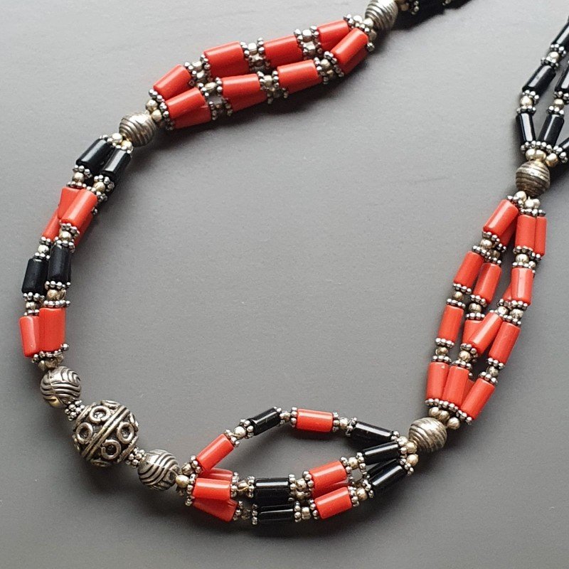 Collana girocollo torchon corallo bambo e onice tubetti con ottone argentato annodato