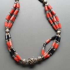 Collana girocollo torchon corallo bambo e onice tubetti con ottone argentato annodato