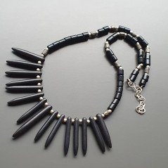 Collana girocollo onice nera tondo liscio e aulite nera forma dente e ottone argentato lavorato annodato