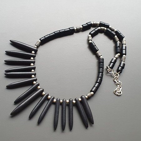 Collana girocollo onice nera tondo liscio e aulite nera forma dente e ottone argentato lavorato annodato