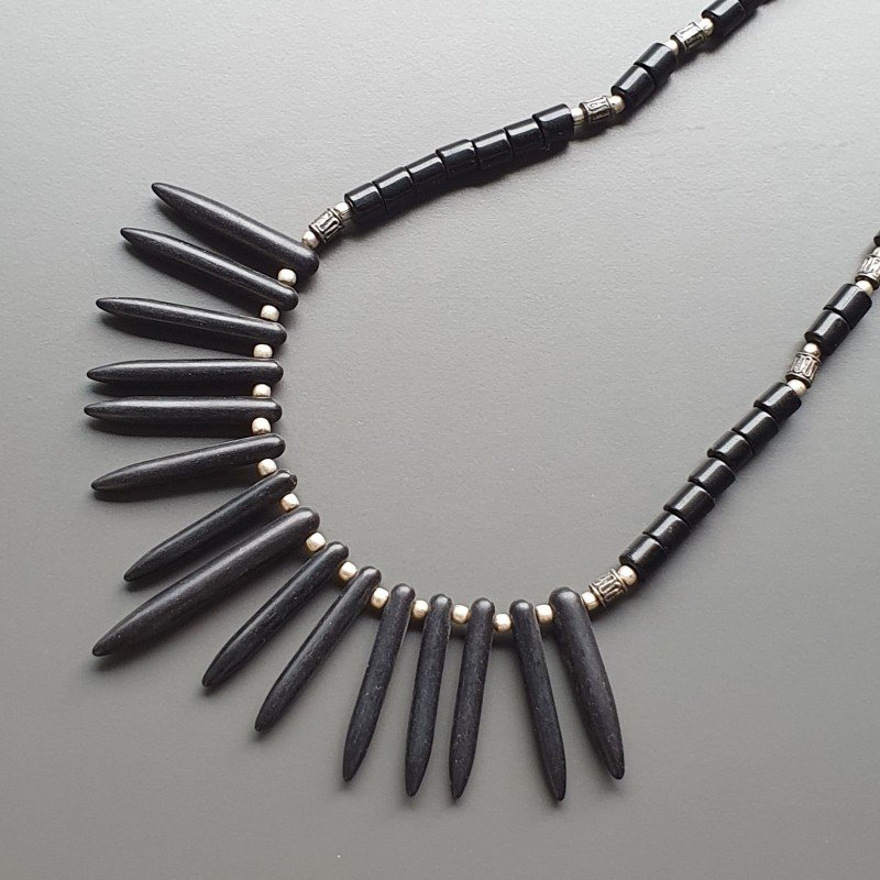 Collana girocollo onice nera tondo liscio e aulite nera forma dente e ottone argentato lavorato annodato