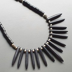 Collana girocollo onice nera tondo liscio e aulite nera forma dente e ottone argentato lavorato annodato