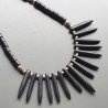 Collana girocollo onice nera tondo liscio e aulite nera forma dente e ottone argentato lavorato annodato