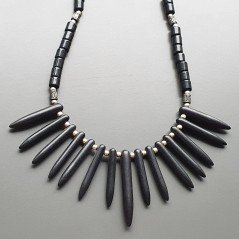 Collana girocollo onice nera tondo liscio e aulite nera forma dente e ottone argentato lavorato annodato