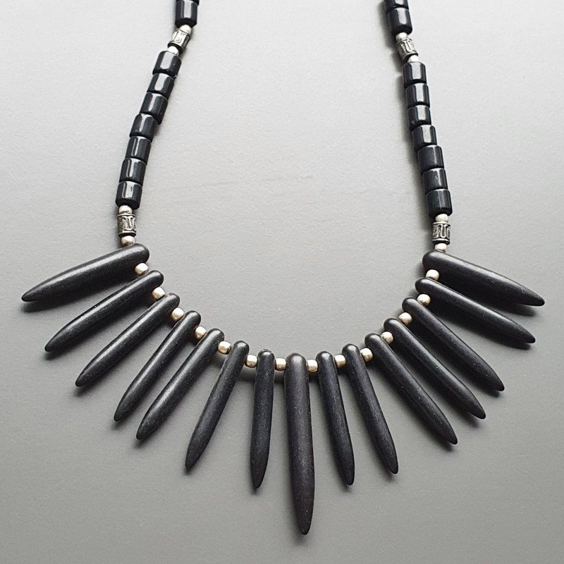 Collana girocollo onice nera tondo liscio e aulite nera forma dente e ottone argentato lavorato annodato