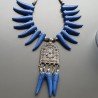 Collana girocollo aulite blu dente con ottone argentato lavorato con ciondolo infilato