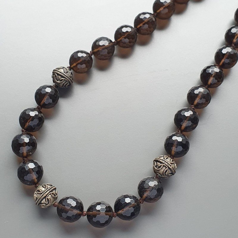 Collana girocollo cristallo fume sferico sfac 16-18 mm con ottone argentato lavorato e cristallo viola moneta sfac annodato Collana girocollo cristallo fume sferico sfac 16-18 mm con ottone argentato lavorato e cristallo viola moneta sfac annodato