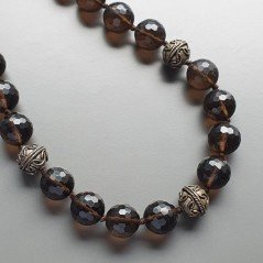 Collana girocollo cristallo fume sferico sfac 16-18 mm con ottone argentato lavorato e cristallo viola moneta sfac annodato Collana girocollo cristallo fume sferico sfac 16-18 mm con ottone argentato lavorato e cristallo viola moneta sfac annodato