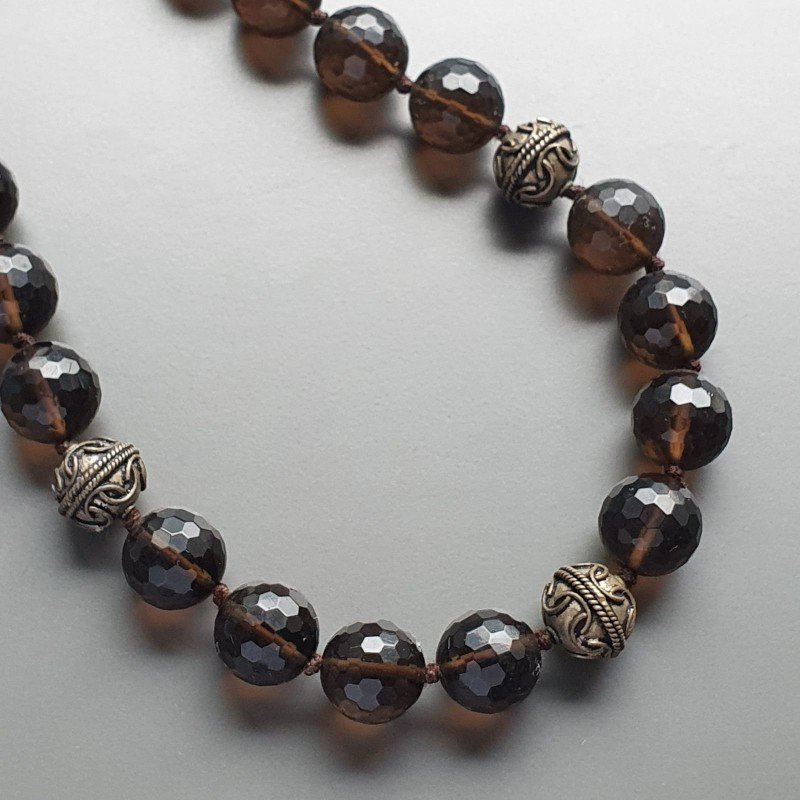 Collana girocollo cristallo fume sferico sfac 16-18 mm con ottone argentato lavorato e cristallo viola moneta sfac annodato Collana girocollo cristallo fume sferico sfac 16-18 mm con ottone argentato lavorato e cristallo viola moneta sfac annodato