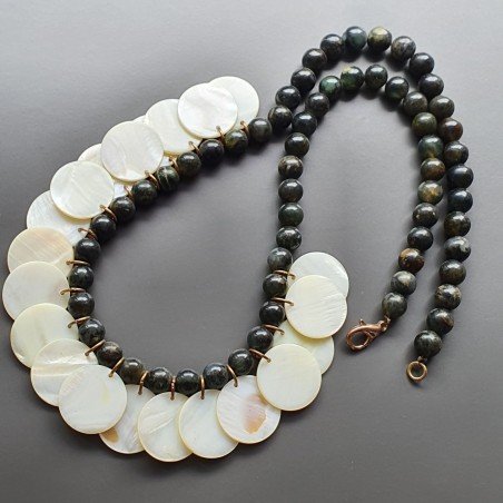 Collana girocollo giada naturale tondo liscio 8 mm con madreperla moneta liscia infilata 24 mm infilata