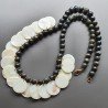 Collana girocollo giada naturale tondo liscio 8 mm con madreperla moneta liscia infilata 24 mm infilata