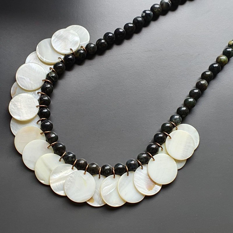 Collana girocollo giada naturale tondo liscio 8 mm con madreperla moneta liscia infilata 24 mm infilata