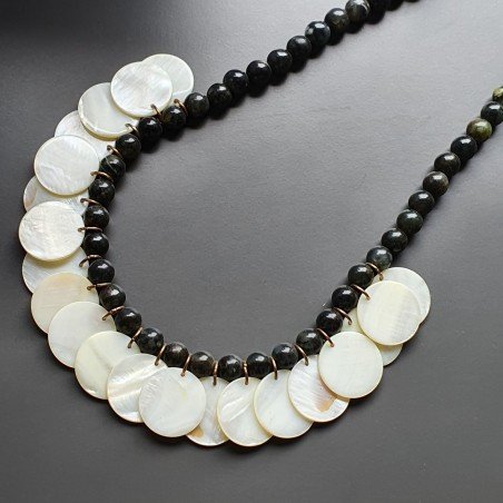 Collana girocollo giada naturale tondo liscio 8 mm con madreperla moneta liscia infilata 24 mm infilata