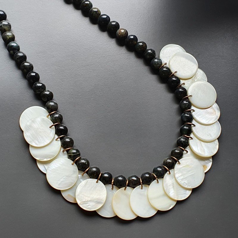 Collana girocollo giada naturale tondo liscio 8 mm con madreperla moneta liscia infilata 24 mm infilata