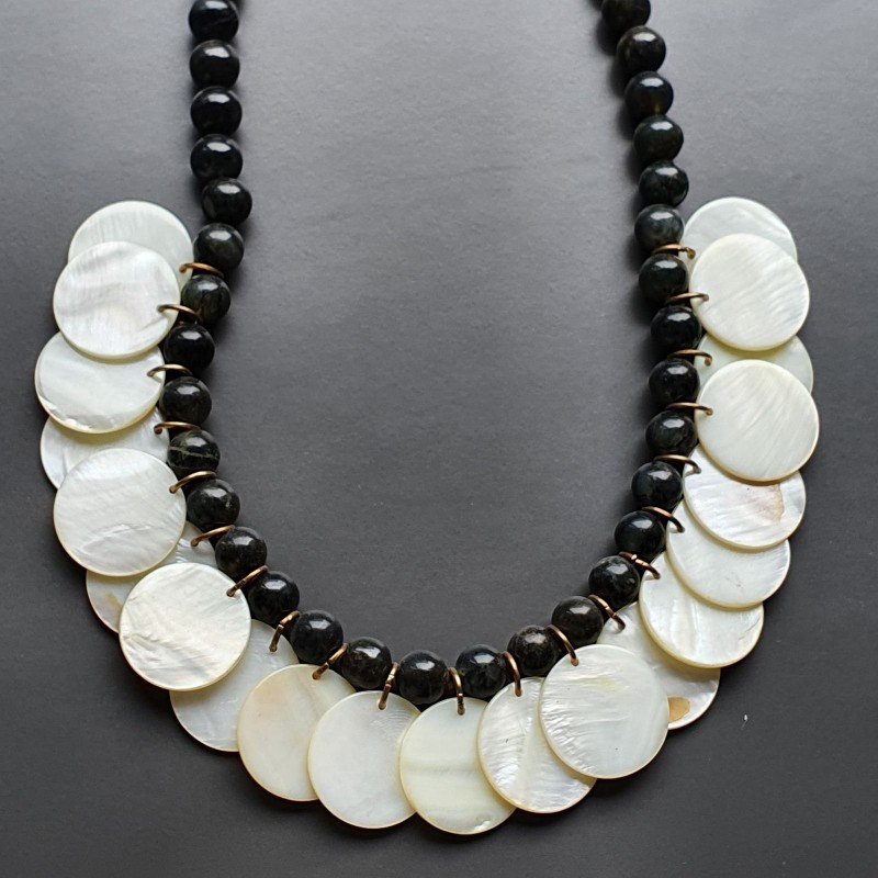 Collana girocollo giada naturale tondo liscio 8 mm con madreperla moneta liscia infilata 24 mm infilata