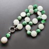 Collana girocollo resina ambra verde sferico liscio 14 mm e agata bianca moneta sfac annodato con pendente