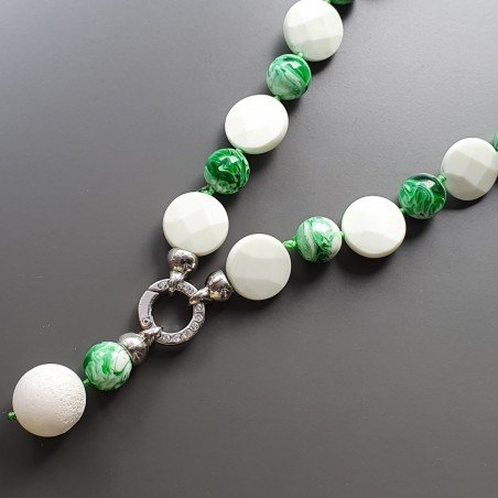 Collana girocollo resina ambra verde sferico liscio 14 mm e agata bianca moneta sfac annodato con pendente