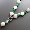 Collana girocollo resina ambra verde sferico liscio 14 mm e agata bianca moneta sfac annodato con pendente