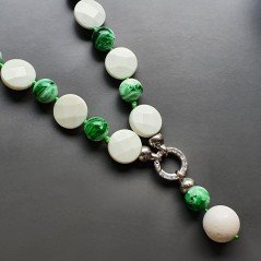 Collana girocollo resina ambra verde sferico liscio 14 mm e agata bianca moneta sfac annodato con pendente