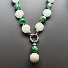 Collana girocollo resina ambra verde sferico liscio 14 mm e agata bianca moneta sfac annodato con pendente
