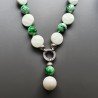 Collana girocollo resina ambra verde sferico liscio 14 mm e agata bianca moneta sfac annodato con pendente