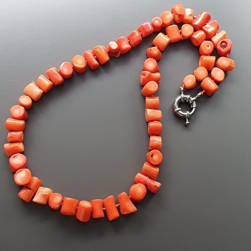Collana girocollo corallo bambo arancione forma bambo annodato