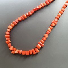 Collana girocollo corallo bambo arancione forma bambo annodato