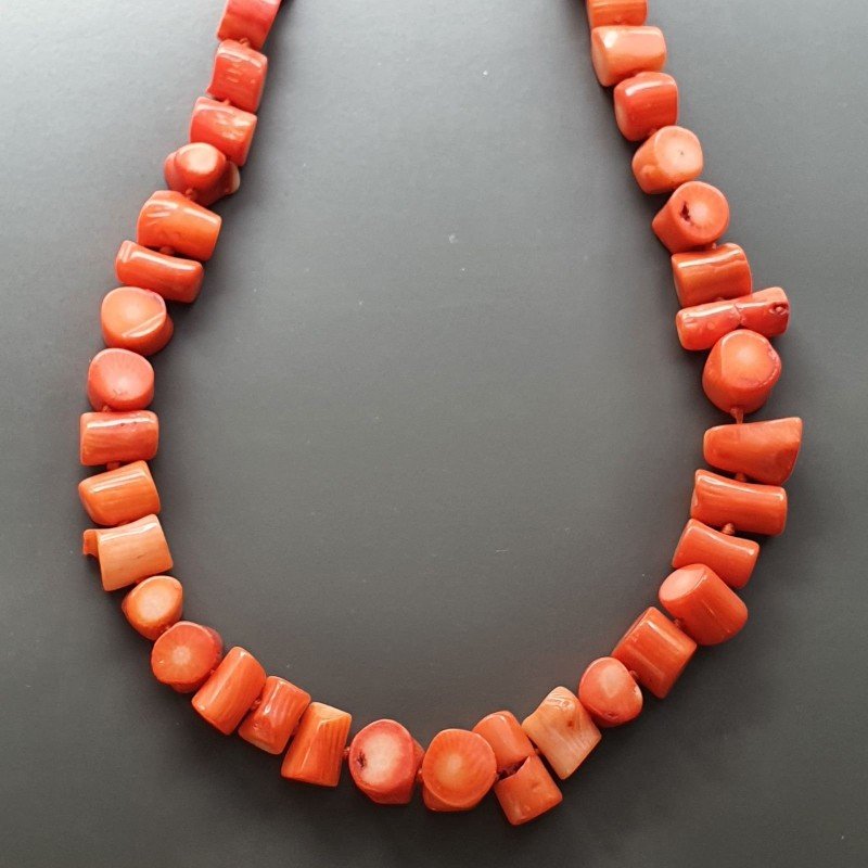 Collana girocollo corallo bambo arancione forma bambo annodato