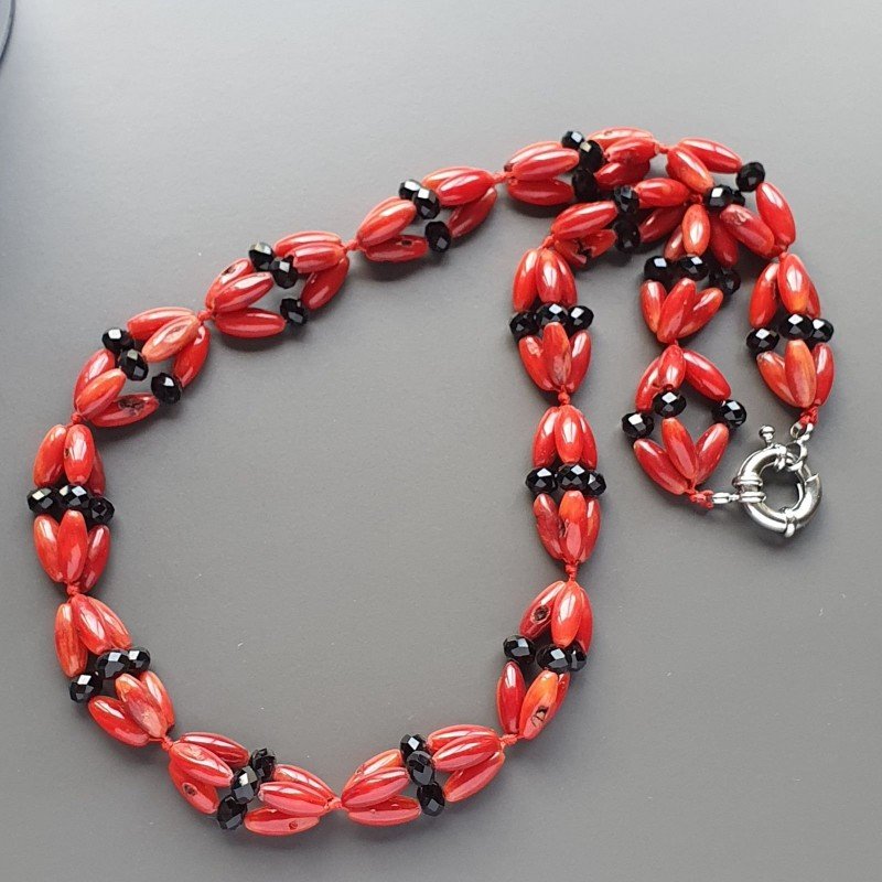 Collana girocollo corallo bambo rosso ovale liscio 5x12 mm con cristallo nero rondelle sfac annodato
